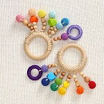 Грызунок "Радуга" деревянно-вязаный