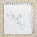 Крестильная пеленка с голубым кружевом для мальчика