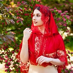 Праздничный платок с капюшоном "Августина"