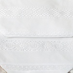 Крестильная пеленка с кружевной вставкой