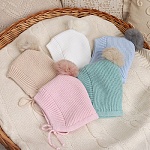 Вязаная шапочка-чепчик голубой с помпоном