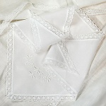 Детская кружевная косынка с белой вышивкой
