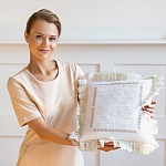 Вышитая подушка "Разговор с Ангелом"