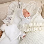 Вязаная шапочка-чепчик белый с помпоном