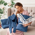 Вязаная шапочка-чепчик синий с помпоном