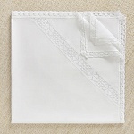 Крестильная пеленка с кружевной вставкой