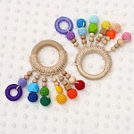 Грызунок "Радуга" деревянно-вязаный