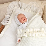 Вязаная шапочка-чепчик белый с помпоном