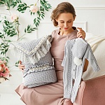 Вязаная шапочка-чепчик серый с помпоном