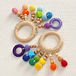 Грызунок "Радуга" деревянно-вязаный