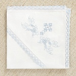 Крестильная пеленка с голубым кружевом для мальчика