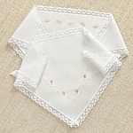 Косынка для девочки с нежной цветочной вышивкой